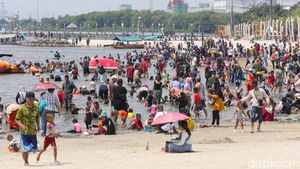 Tumpah Ruah Warga di Pantai Karnaval Ancol
