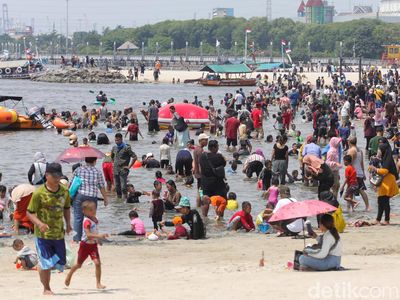 Tumpah Ruah Warga di Pantai Karnaval Ancol