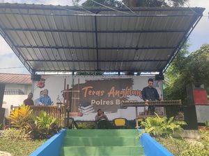 Wah, Wisatawan Bisa Main Angklung di Simpang Gadog Sambil Nunggu One Way