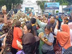 Meriahnya Garebek Syawal di Keraton Solo, Pemudik Ikut Berebut Gunungan Meriahnya Garebek Syawal di Keraton Solo, Pemudik Ikut Berebut Gunungan