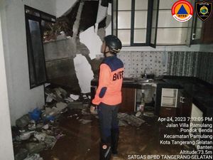 2 Rumah Rusak Berat Tertimpa Tebing Longsor 10 M di Pamulang Tangsel