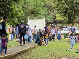 Pedagang Tikar di Ragunan Raup Untung Besar di Momen Lebaran