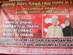 Momen Kakek-Nenek Diarak Seratusan Keluarga Keliling Kampung saat Lebaran