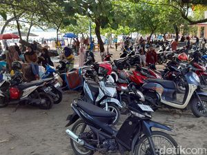 Semrawutnya Parkir di Pantai Pangandaran