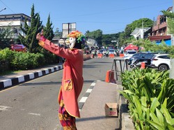 Demi Cuan Bikin Arifin Jadi Badut di Simpang Gadog Saat Lebaran