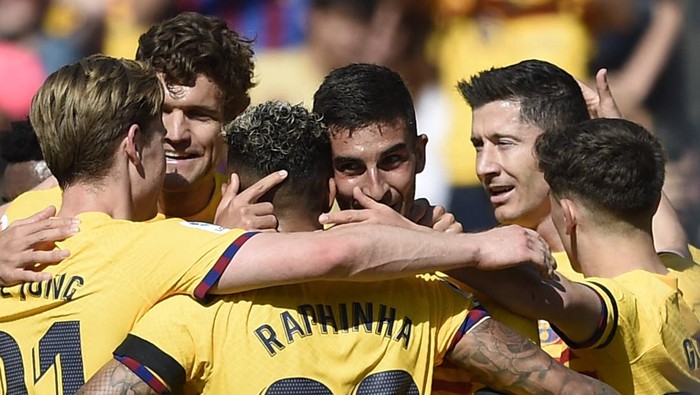 Barcelonas Spanish forward Ferran Torres (C) celebrates with teammates scoring his teams first goal during the Spanish league football match between FC Barcelona and Club Atletico de Madrid at the Camp Nou stadium in Barcelona on April 23, 2023. (Photo by Josep LAGO / AFP) (Photo by JOSEP LAGO/AFP via Getty Images)