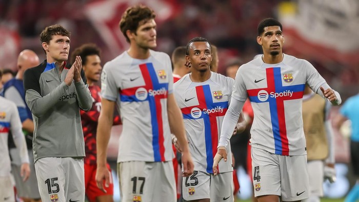 MUNICH, GERMANY - SEPTEMBER 13: Andreas Christensen of FC Barcelona, Marcos Alonso of FC Barcelona, Jules Kounde of FC Barcelona and Ronald Araujo of FC Barcelona looks dejected after the UEFA Champions League group C match between FC Bayern München and FC Barcelona at Allianz Arena on September 13, 2022 in Munich, Germany. (Photo by Harry Langer/DeFodi Images via Getty Images)