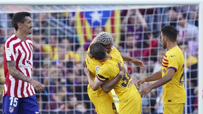 Barcelona players celebrate at the end of a Spanish La Liga soccer match between Barcelona and Atletico Madrid, at the Camp Nou stadium in Barcelona, Spain, Sunday, April 23, 2023. (AP Photo/Joan Mateu)