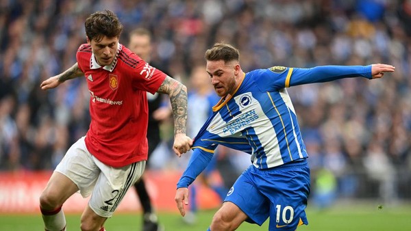 LONDON, ENGLAND - APRIL 23: Victor Lindelof of Manchester United battles for possession with Alexis Mac Allister of Brighton & Hove Albion during the Emirates FA Cup Semi Final match between Brighton & Hove Albion and Manchester United at Wembley Stadium on April 23, 2023 in London, England. (Photo by Michael Regan - The FA/The FA via Getty Images)