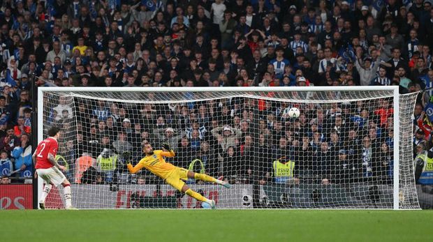 Manchester United's Swedish defender Victor Lindelof scores the winning penalty past Brighton's Spanish goalkeeper Robert Sanchez in a penalty shoot out during the English FA Cup semi-final football match between Manchester United and Brighton and Hove Albion at Wembley Stadium in north west London on April 23, 2023. (Photo by Glyn KIRK / AFP) / NOT FOR MARKETING OR ADVERTISING USE / RESTRICTED TO EDITORIAL USE (Photo by GLYN KIRK/AFP via Getty Images)