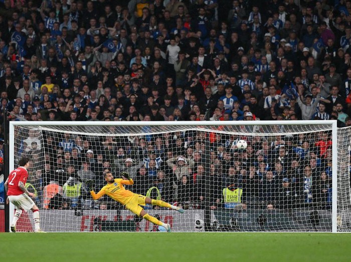 Manchester United's Swedish defender Victor Lindelof scores the winning penalty past Brighton's Spanish goalkeeper Robert Sanchez in a penalty shoot out during the English FA Cup semi-final football match between Manchester United and Brighton and Hove Albion at Wembley Stadium in north west London on April 23, 2023. (Photo by Glyn KIRK / AFP) / NOT FOR MARKETING OR ADVERTISING USE / RESTRICTED TO EDITORIAL USE (Photo by GLYN KIRK/AFP via Getty Images)