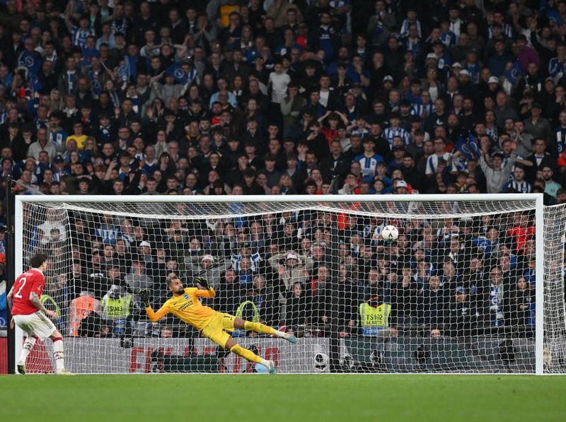 Manchester United's Swedish defender Victor Lindelof scores the winning penalty past Brighton's Spanish goalkeeper Robert Sanchez in a penalty shoot out during the English FA Cup semi-final football match between Manchester United and Brighton and Hove Albion at Wembley Stadium in north west London on April 23, 2023. (Photo by Glyn KIRK / AFP) / NOT FOR MARKETING OR ADVERTISING USE / RESTRICTED TO EDITORIAL USE (Photo by GLYN KIRK/AFP via Getty Images)
