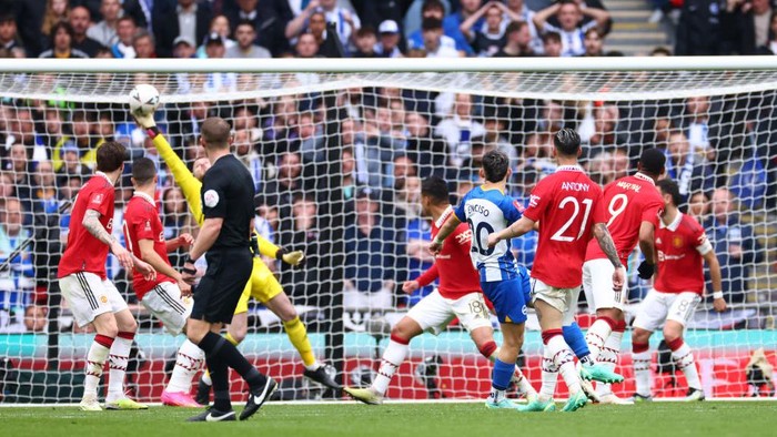 LONDON, ENGLAND - APRIL 23: Manchester Uniteds David De Gea makes a save to deny Brightons Julio Enciso during the Emirates FA Cup Semi Final match between Brighton & Hove Albion and Manchester United at Wembley Stadium on April 23, 2023 in London, England. (Photo by Marc Atkins/Getty Images)