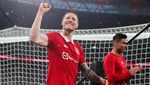 Foto: Kecupan Bola Weghorst yang Bikin Brighton Apes