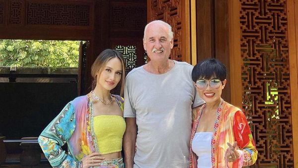 Ucapkan Selamat Lebaran, Cinta Laura Justru Dikritik Gegara Busananya