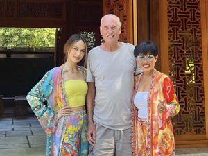 Ucapkan Selamat Lebaran, Cinta Laura Justru Dikritik Gegara Busananya Ucapkan Selamat Lebaran, Cinta Laura Justru Dikritik Gegara Busananya