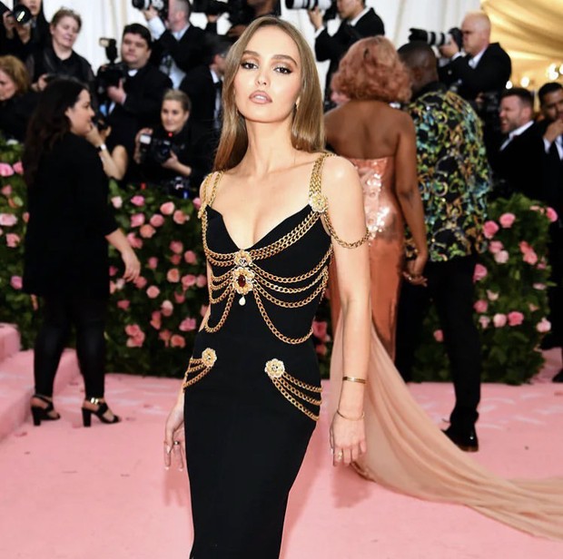 Foto: instagram.com/themetgalaofficial Lily-Rose Depp pakai vintage Chanel di Met Gala 2019/