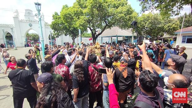 Warga dan abdi dalem Keraton Kasunanan Surakarta Hadiningrat berebut gunungan saat perayaan Tradisi Grebeg Pasa di halaman keraton setempat, Solo, Jawa Tengah