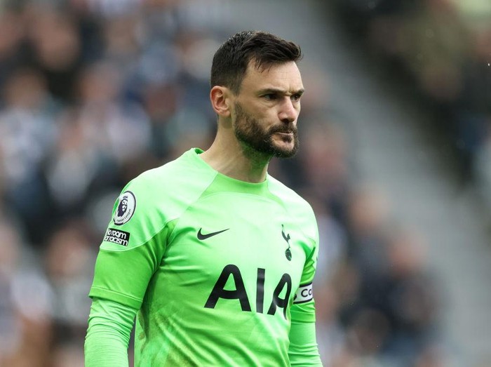 NEWCASTLE UPON TYNE, ENGLAND - APRIL 23: Hugo Lloris of Tottenham Hotspur gives the team instructions during the Premier League match between Newcastle United and Tottenham Hotspur at St. James Park on April 23, 2023 in Newcastle upon Tyne, England. (Photo by Clive Brunskill/Getty Images)