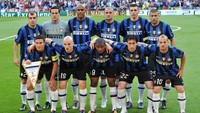 Setahun berselang, giliran Inter Milan yang meraih treble dengan meraih Serie A, Coppa Italia, dan Liga Champions. Sampai sekarang, mereka masih satu-satunya klub Italia yang bisa melakukannya. Foto: PA Images via Getty Images/Martin Rickett - PA Images