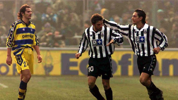 9 Jan 2000:  Alessandro Del Piero of Juventus is congratulated by Filippo Inzaghi after opening the scoring from the penalty spot during the Serie A match between Parma v Juventus at the Ennio Tardini Stadium, Parma. The match was drawn 1-1. Mandatory Credit: Grazia Neri/ALLSPORT