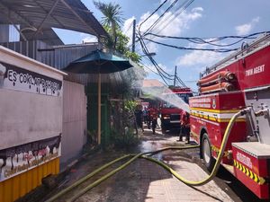 Ditinggal Mudik, Atap Bengkel Las di Denpasar Terbakar