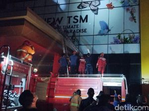 Kebakaran TSM Makassar Sudah Padam, Api Berasal dari Dekorasi Bunga Kertas Kebakaran TSM Makassar Sudah Padam, Api Berasal dari Dekorasi Bunga Kertas