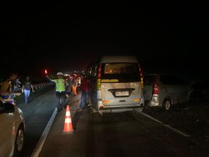 8 Kendaraan Kecelakaan Beruntun di Tol Madiun, Lalin Sempat Macet 1 Km 8 Kendaraan Kecelakaan Beruntun di Tol Madiun, Lalin Sempat Macet 1 Km