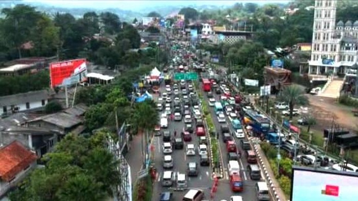 Kemacetan kendaraan menuju tempat rekreasi Puncak, Kabupaten Bogor, Jawa Barat (Jabar), masih terjadi sampai siang hari ini. (dok Istimewa)