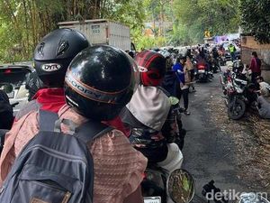 Macet Parah di Bukit Pelangi Puncak, Motor sampai Ngebul