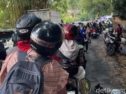 Macet Parah di Bukit Pelangi Puncak, Motor sampai Ngebul