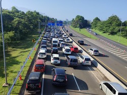 Kendaraan Menuju Puncak Bogor Antre Sampai Tol Jagorawi Pagi Ini