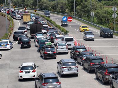 Penumpukan Kendaraan di Exit Tol Jombang-Mojokerto
