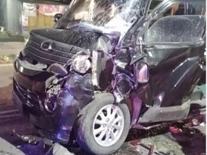 Minibus di Pangkep Tabrak Bus Pakir di Pinggir Jalan, 1 Orang Luka