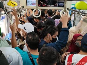 Penumpang Musiman di Libur Lebaran, Ini Potret Padatnya KRL Arah Manggarai