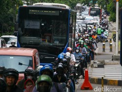 Polisi Terapkan Sistem Buka-Tutup Lalin ke Ragunan Cegah Macet Panjang