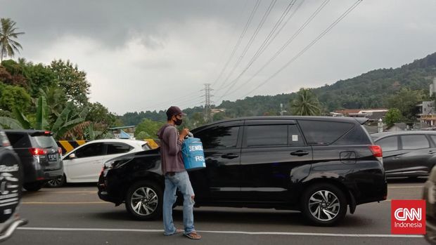 Laris Manis Kudapan Manis Gemblong Kala Kemacetan Libur Lebaran di Puncak