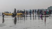 Asyiknya Libur Lebaran di Pantai Anyer
