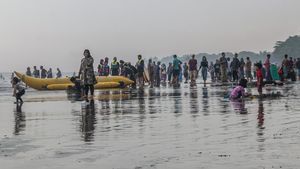 Asyiknya Libur Lebaran di Pantai Anyer