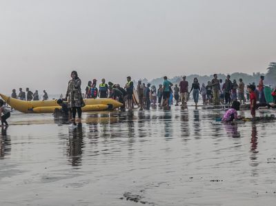 Asyiknya Libur Lebaran di Pantai Anyer