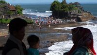 Suasana Libur Lebaran di Tanah Lot