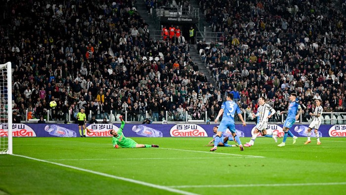 TURIN, ITALY - APRIL 23: Angel Di Maria of Juventus scores his teams first goal but which is later disallowed following a VAR review during the Serie A match between Juventus and SSC Napoli at Allianz Stadium on April 23, 2023 in Turin. (Photo by Daniele Badolato - Juventus FC/Juventus FC via Getty Images)