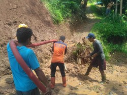 Longsor di Tasikmalaya Tutup Akses Jalan Dua Desa