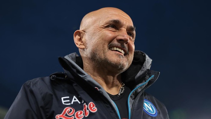 TURIN, ITALY - APRIL 23: Luciano Spalletti Head coach of SSC Napoli reacts as he makes his way to the bench prior to kick off in the Serie A match between Juventus and SSC Napoli at Allianz Stadium on April 23, 2023 in Turin, Italy. (Photo by Jonathan Moscrop/Getty Images)