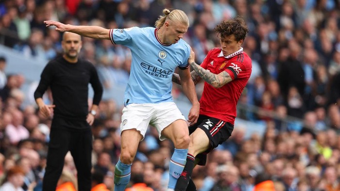 MANCHESTER, ENGLAND - OCTOBER 02: Erling Haaland of Manchester City and Victor Lindelof of Manchester United during the Premier League match between Manchester City and Manchester United at Etihad Stadium on October 2, 2022 in Manchester, United Kingdom. (Photo by Matthew Ashton - AMA/Getty Images)