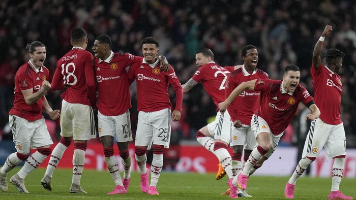 Manchester United players celebrate after winning the English FA Cup semifinal soccer match between Brighton and Hove Albion and Manchester United at Wembley Stadium in London, Sunday, April 23, 2023. (AP Photo/Kirsty Wigglesworth)