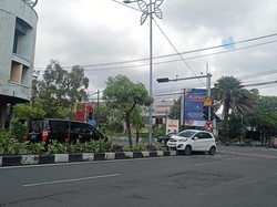 Picanto Nyangkut di Median Jalan, Sopir Ngaku Melekan Temani Istri Lahiran