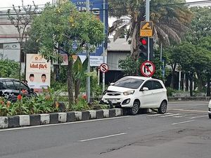 Picanto Tabrak Beton Pemisah hingga Nyangkut di Median Jalan Picanto Tabrak Beton Pemisah hingga Nyangkut di Median Jalan