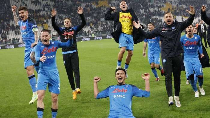TURIN, ITALY - APRIL 23: Napoli players celebrate at the end of the Italian Serie A football match between Juventus and Napoli at the Allianz Stadium in Turin, Italy, on April 23, 2023. Napoli defeated Juventus 1-0. (Photo by Riccardo De Luca/Anadolu Agency via Getty Images)