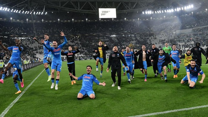 Napolis players celebrate after winning in the Italian Serie A football match between Juventus and Napoli on April 23, 2023 at the Juventus stadium in Turin. (Photo by Isabella BONOTTO / AFP) (Photo by ISABELLA BONOTTO/AFP via Getty Images)